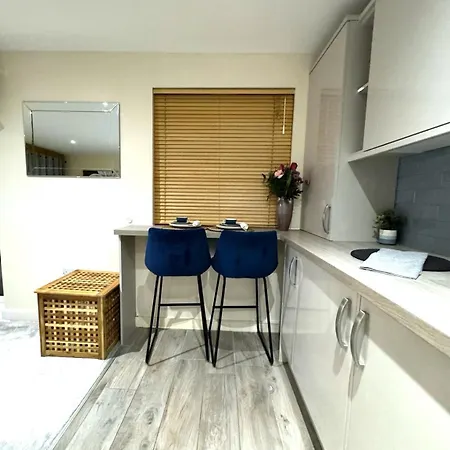 Large Cosy 2 Bedroom Ground Floor Flat In Stevenage Sg1 Sleeps 4-5 Free Parking Exterior photo