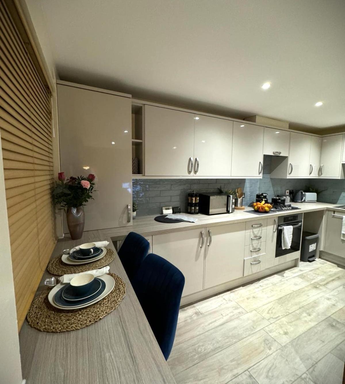 Large Cosy 2 Bedroom Ground Floor Flat In Sg1 Sleeps 4-5 Free Parking Stevenage