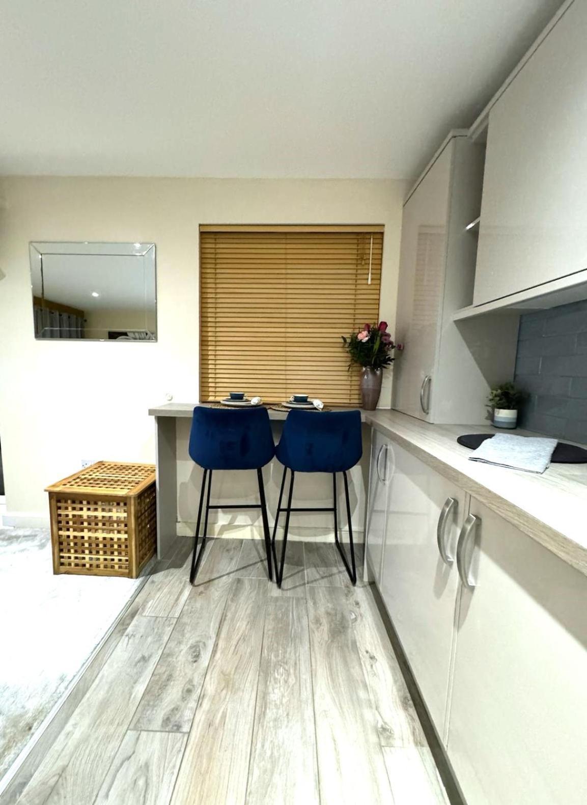 Large Cosy 2 Bedroom Ground Floor Flat In Sg1 Sleeps 4-5 Free Parking Apartment